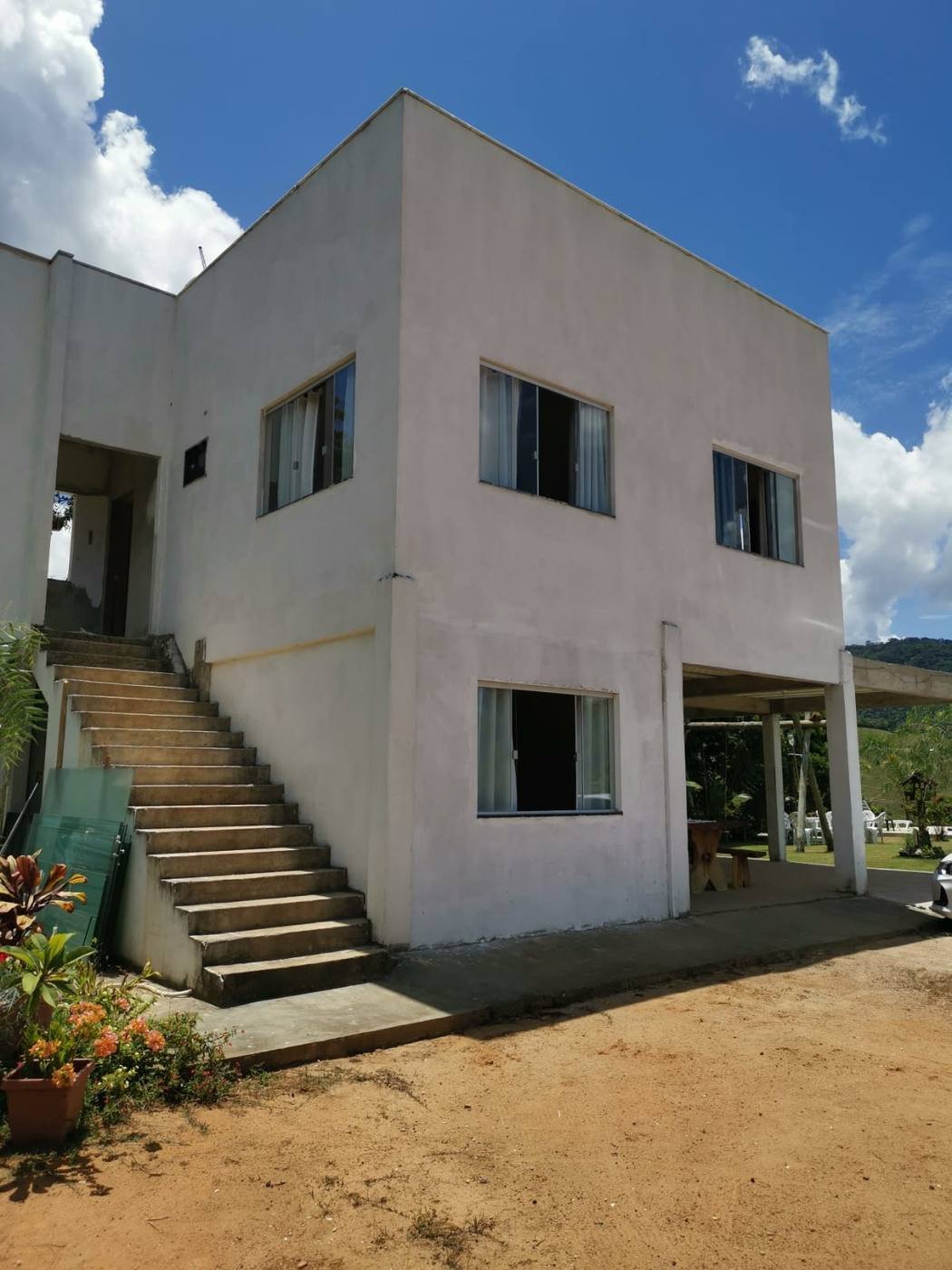 Fachada do Recanto Luna, casa de dois andares